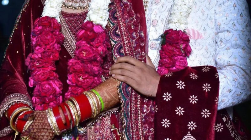 उत्तर प्रदेश के महोबा से एक चौंकाने वाला मामला प्रकाश में आया है । जहां दुल्हन ने सुहागरात के दूसरे दिन पति और ससुराल वालों को हैरत में डाल दिया । नवविहित जोड़े की चारों तरफ चर्चा हो रही है ।