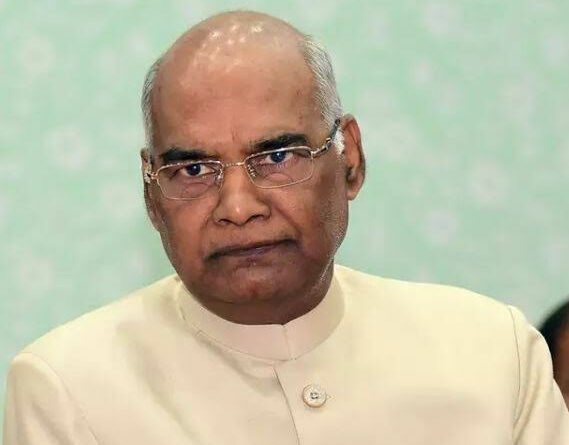 राष्ट्रपति रामनाथ कोविंद रविवार सुबह उत्तर प्रदेश के कानपुर देहात जिले के अपने गांव परौंख पहुंचे। वहां उत्तर प्रदेश के मुख्यमंत्री योगी आदित्यनाथ और उत्तर प्रदेश की राज्यपाल आनंदीबेन पटेल ने उनका स्वागत किया। अपने पैतृक गांव पहुंचते ही राष्ट्रपति बहुत भावुक हो गए।