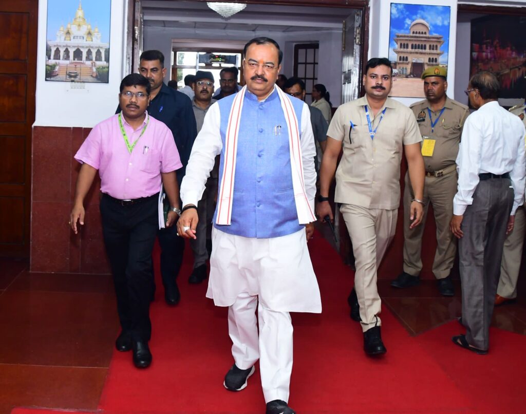 RTI एक्टिविस्ट दिवाकर त्रिपाठी ने आरोप लगाया है कि उत्तर प्रदेश के उपमुख्यमंत्री केशव प्रसाद मौर्य की डिग्री फर्जी है। याचिकाकर्ता ने कई अधिकारियों को मौर्य की डिग्री के बारे में जांच आवेदन किया लेकिन किसी ने भी कार्रवाई नहीं की। जिसके बाद उन्होंने कोर्ट का दरवाजा खटखटाया ।