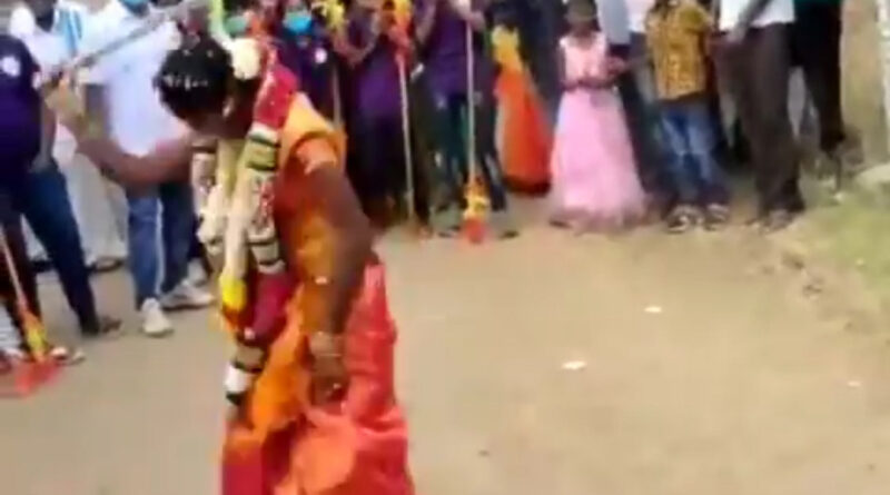 तमिलनाडु के थूथुकुड़ी जिला में नवविवाहित दुल्हन निशा ने महिलाओं को आत्मरक्षा के बारे में जागरूक करने के लिए मार्शल आर्ट के एक हिस्से जिसे स्थानीय भाषा में 'सिलंबट्टम' कहा जाता है, के करतब दिखा कर लोगों को हैरान कर दिया। लोग उनके इस साहसिक कदम की खूब तारीफ कर रहे हैं ।