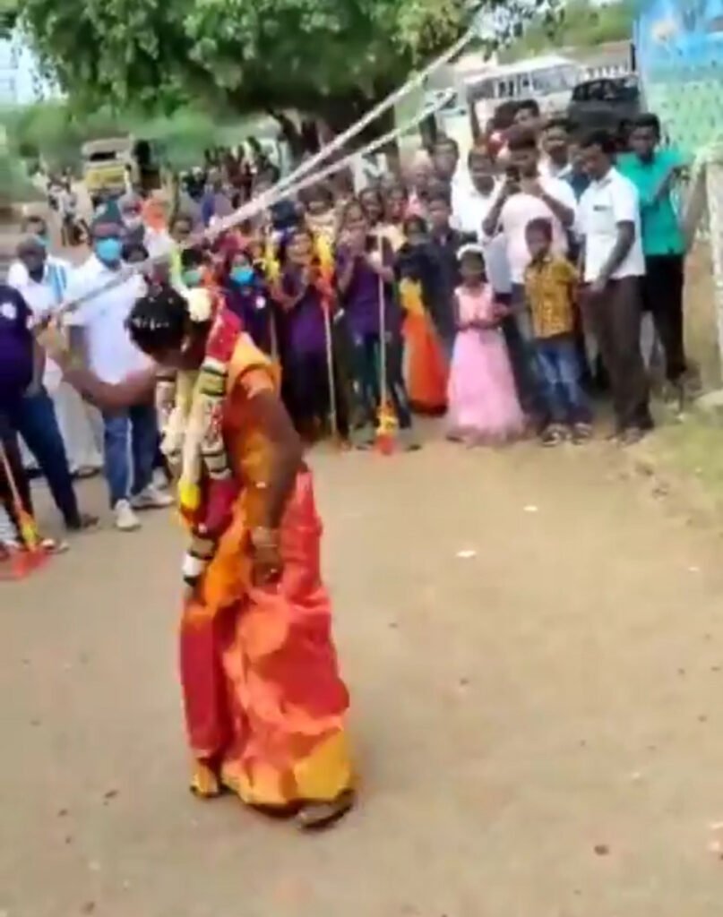 तमिलनाडु के थूथुकुड़ी जिला में नवविवाहित दुल्हन निशा ने महिलाओं को आत्मरक्षा के बारे में जागरूक करने के लिए मार्शल आर्ट के एक हिस्से जिसे स्थानीय भाषा में 'सिलंबट्टम' कहा जाता है, के करतब दिखा कर लोगों को हैरान कर दिया। लोग उनके इस साहसिक कदम की खूब तारीफ कर रहे हैं ।