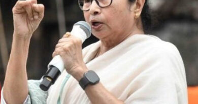 पश्चिम बंगाल के कोलकाता हाई कोर्ट ने सीएम ममता बैनर्जी पर एक केस से जज को हटाने की मांग करने पर 500000 रूपये का जुर्माना लगाया है। सीएम ममता बनर्जी ने एक मामले में कोलकाता हाई कोर्ट के जज कौशिक चंद्र को हटाने की मांग की थी ।