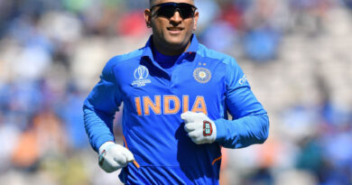 टीम इंडिया के पूर्व कप्तान महेंद्र सिंह धोनी महंगी कारों और मोटर बाइक का शौक रखते हैं। अब माही और साक्षी धोनी की शादी के 11 साल पूरे हो गए हैं । शादी की वर्षगांठ पर महेंद्र सिंह धोनी ने अपनी बीवी को महंगी विंटेज कार गिफ्ट में दी है।