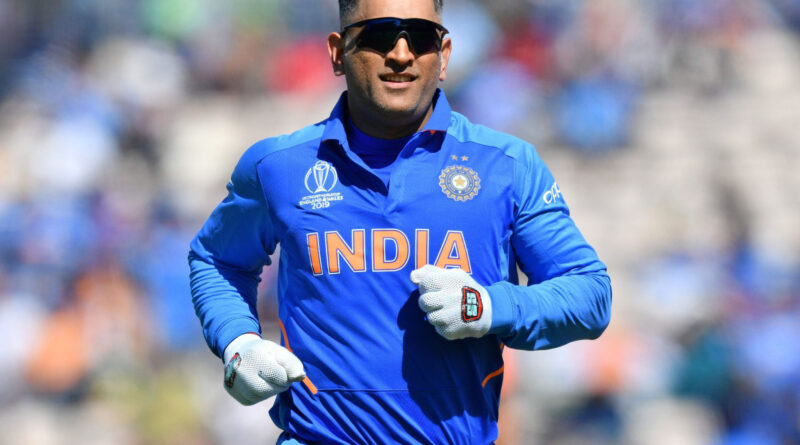टीम इंडिया के पूर्व कप्तान महेंद्र सिंह धोनी महंगी कारों और मोटर बाइक का शौक रखते हैं। अब माही और साक्षी धोनी की शादी के 11 साल पूरे हो गए हैं । शादी की वर्षगांठ पर महेंद्र सिंह धोनी ने अपनी बीवी को महंगी विंटेज कार गिफ्ट में दी है।