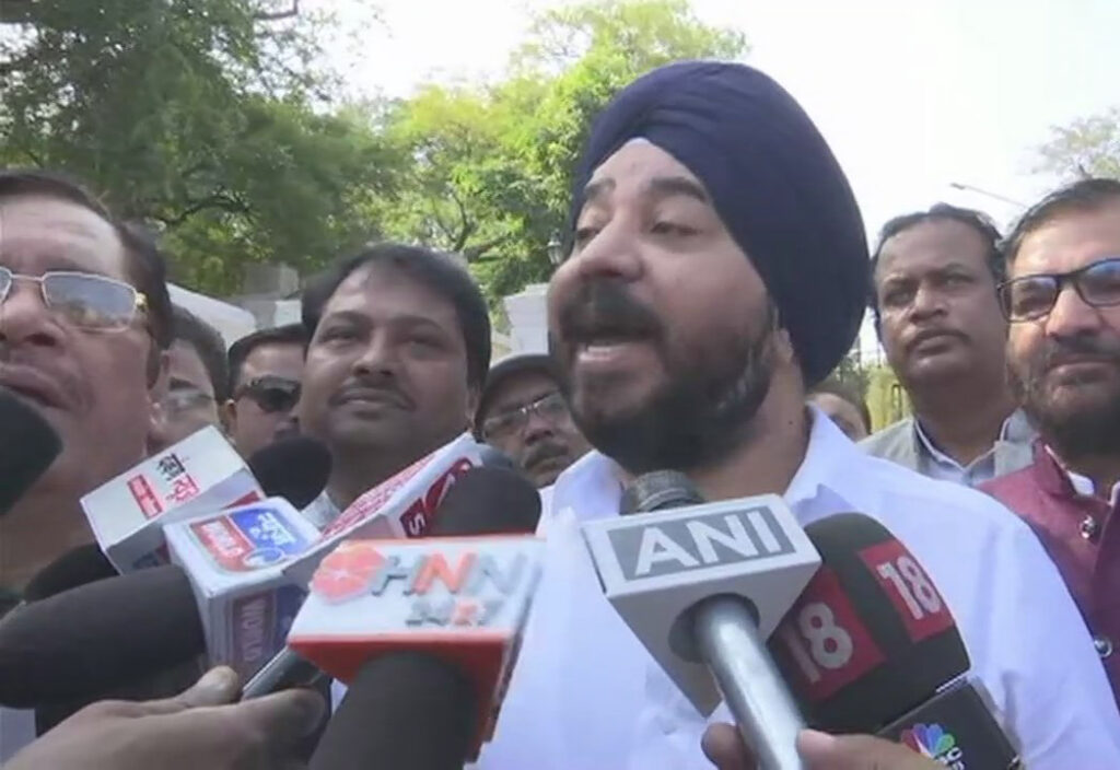 मध्यप्रदेश के भोपाल से सांसद साध्वी प्रज्ञा ठाकुर सिंह का डांस वीडियो खूब वायरल हो रहा है। प्रज्ञा ठाकुर के डांस वीडियो को कांग्रेस नेता नरेंद्र सलूजा ने ट्विटर पर शेयर करते हुए तंज कसा है।