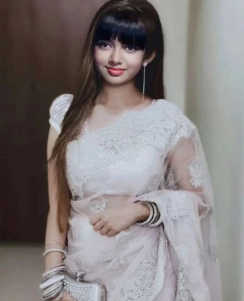 बॉलीवुड के बिग बी अमिताभ बच्चन की पोती और अभिषेक बच्चन और ऐश्वर्या राय की बेटी आराध्या बच्चन का एक डांस वीडियो खूब वायरल हो रहा है। इस वीडियो में आराध्या बच्चन स्कूली ड्रेस में डांस करती हुई नजर आ रही है। आराध्या बच्चन का यह थ्रोबैक वीडियो खूब वायरल हो रहा है।