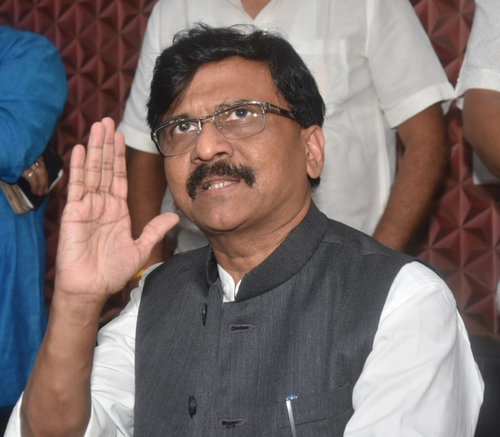 कोरोनावायरस की दूसरी लहर के दौरान ऑक्सीजन और जीवन रक्षक दवाइयों की भारी कमी देखने को मिली। देश के कई अस्पतालों में ऑक्सीजन की कमी के कारण कोरोना मरीजों की मौत हुई है। लेकिन केंद्र सरकार ने कहा कि ऑक्सीजन की कमी से कोई मौत नहीं हुई है। सरकार के इस बयान पर शिवसेना पार्टी के नेता संजय राउत ने जमकर हमला बोला है।