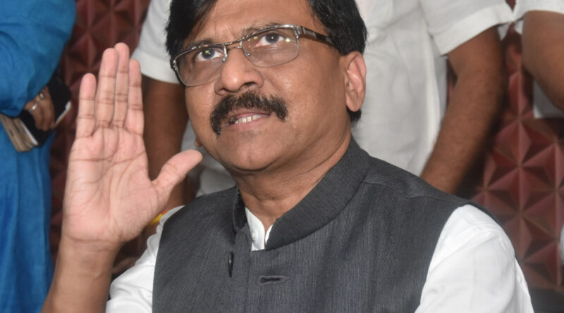 कोरोनावायरस की दूसरी लहर के दौरान ऑक्सीजन और जीवन रक्षक दवाइयों की भारी कमी देखने को मिली। देश के कई अस्पतालों में ऑक्सीजन की कमी के कारण कोरोना मरीजों की मौत हुई है। लेकिन केंद्र सरकार ने कहा कि ऑक्सीजन की कमी से कोई मौत नहीं हुई है। सरकार के इस बयान पर शिवसेना पार्टी के नेता संजय राउत ने जमकर हमला बोला है।