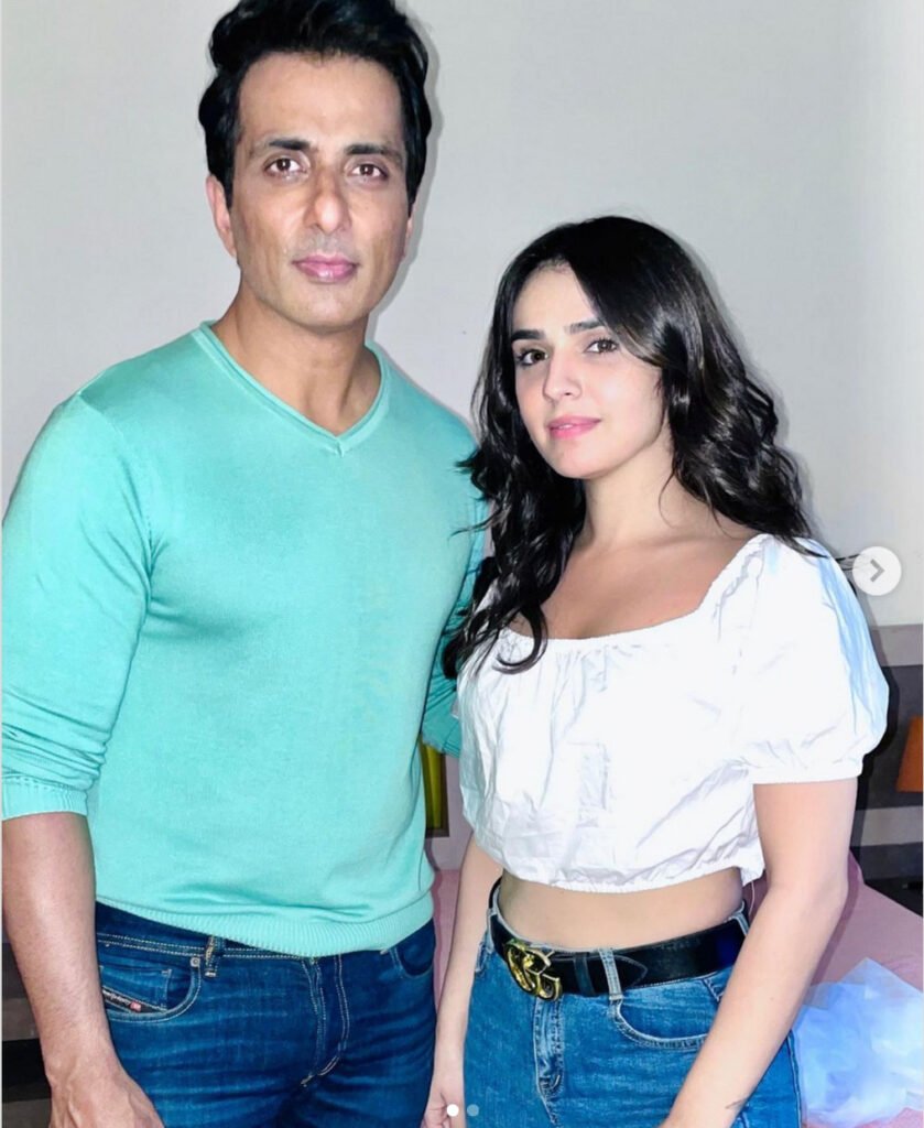 पंजाबी फिल्मों में काम कर चुकी अभिनेत्री सिद्धिका शर्मा जल्दी ही बॉलीवुड अभिनेता सोनू सूद के साथ फिल्म निर्देशक फराह खान की फिल्म में नजर आने वाली है। 