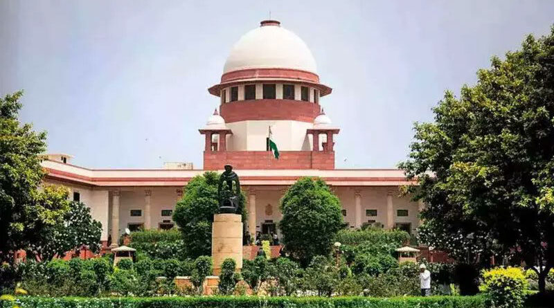 इंडियन आर्मी में शॉर्ट सर्विस कमीशन पर तैनात महिला अधिकारियों को सुप्रीम कोर्ट ने स्थाई कमीशन में नियुक्त करने का आदेश दिया है। सर्वोच्च अदालत ने केंद्र सरकार को फटकार लगाते हुए कहा कि आदेश का पालन करो, अर्जी मत डालो।