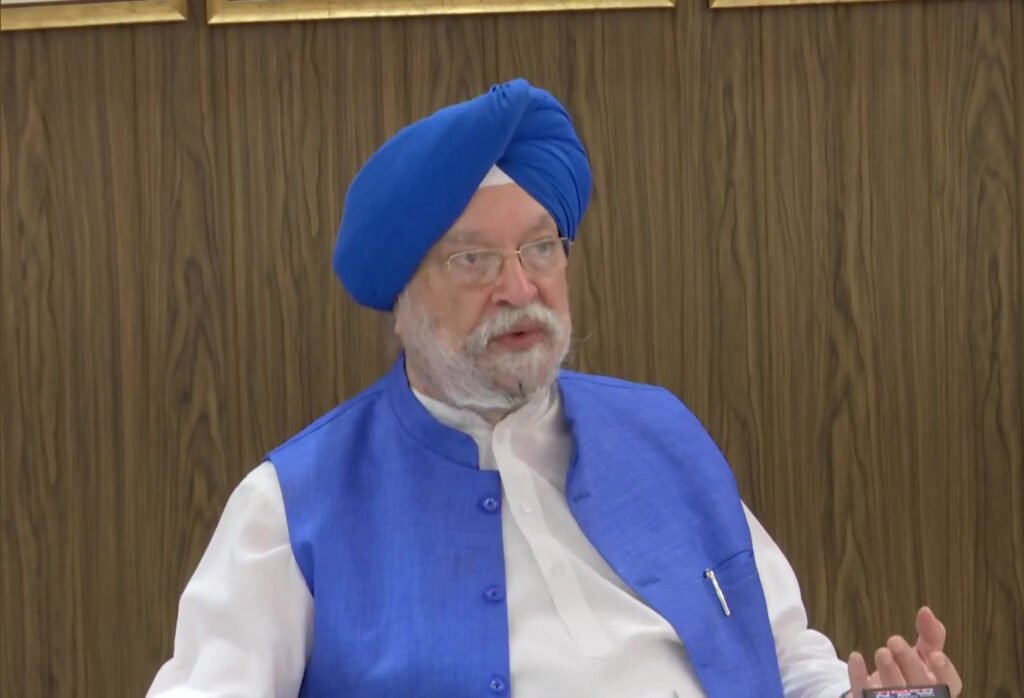 14 अगस्त 2021 को अफगानिस्तान पर तालिबान कब्जे के बाद से विदेशी लोग वहां से अपने स्वदेश लौट रहे हैं। अफगानिस्तान से भारत लौटे 78 लोगों में से 16 लोग कोविड-19 पाए गए हैं। इनमें गुरु ग्रंथ साहिब को लेकर आए तीनों ग्रंथि भी शामिल है। केंद्रीय मंत्री हरदीप सिंह पुरी भी तीनों ग्रंथियों के संपर्क में आए थे। 16 लोगों के कोरोना पॉजिटिव होने की पुष्टि होने के बाद उन्हें क्वारंटाइन कर दिया गया है ।