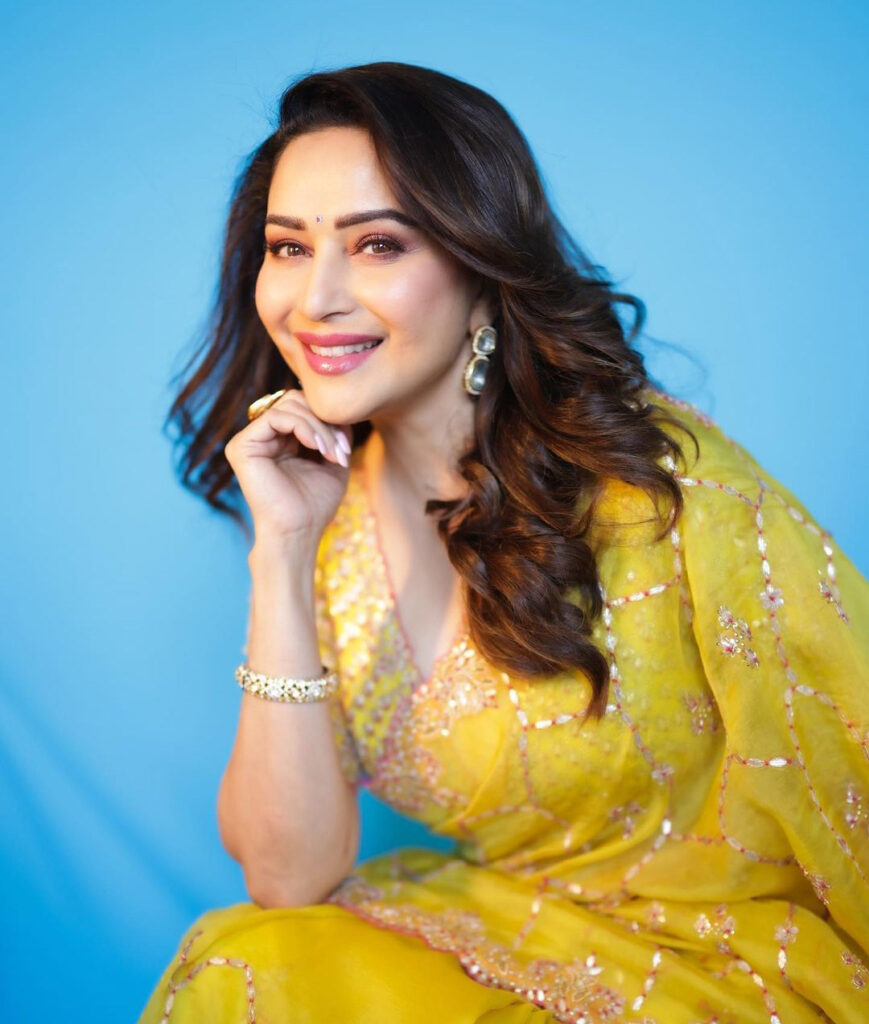 डांस दीवाने 3 के सेट से माधुरी दीक्षित का एक डांस वीडियो सामने आया है। वीडियो में अलका याग्निक एक-दो-तीन... गाना गा रहीं हैं और माधुरी डांस कर रहीं हैं। 