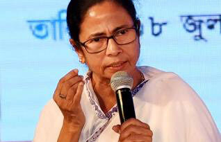 कोलकाता के कालीघाट मैदान पर सीएम ममता बनर्जी ने लोगों को संबोधित करते हुए केंद्र सरकार के खिलाफ एकजुट होने के लिए कहा। ममता बनर्जी ने कहा कि यह सरकार अमानवीय है और देश को बेच रही है।