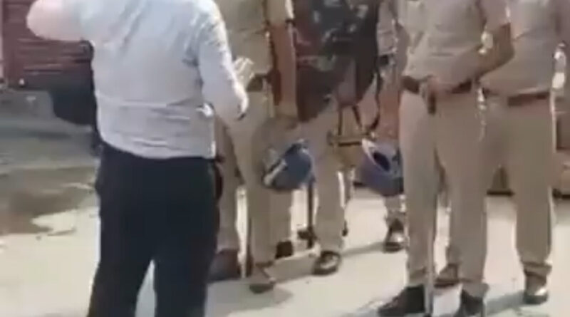 28 अगस्त शनिवार के दिन हरियाणा के करनाल में बीजेपी की बैठक से पहले एसडीएम ने पुलिसकर्मियों को किसानों के साथ सख्ती से पेश आने के लिए आदेश दिया था। एसडीएम का किसानों का 'सर फोड़ देने' का आदेश देने वाला वीडियो सोशल मीडिया पर काफी वायरल हो रहा है ।