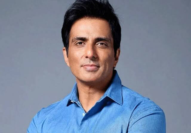 Sonu Sood ने छात्रों को गिफ्ट किए स्मार्टफोन