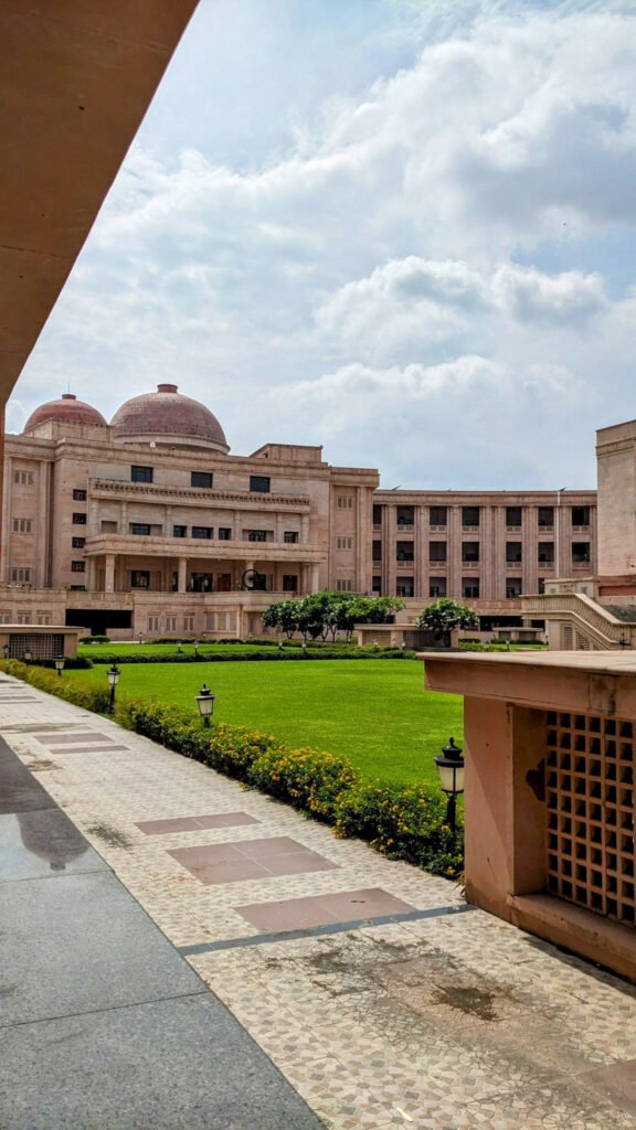 बालिग को अपनी पसंद का जीवनसाथी चुनने का अधिकार है, भले ही धर्म कोई भी हो: इलाहाबाद हाई कोर्ट 1 इलाहाबाद उच्च न्यायालय ने एक महत्वपूर्ण आदेश में कहा है कि विपरीत धर्म होने के बावजूद भी बालिग़ को अपनी पसंद का जीवन साथी चुनने का अधिकार है। ऐसे बालिग़ जोड़े के वैवाहिक संबंधों पर किसी को भी आपत्ति जाहिर करने का अधिकार नहीं है। अदालत ने दो अलग-अलग धर्मों के बालिग युगल की शादीशुदा जिंदगी में किसी के हस्तक्षेप करने पर रोक लगा दी है। पुलिस को दोनों की सुरक्षा करने का निर्देश दिया गया है।