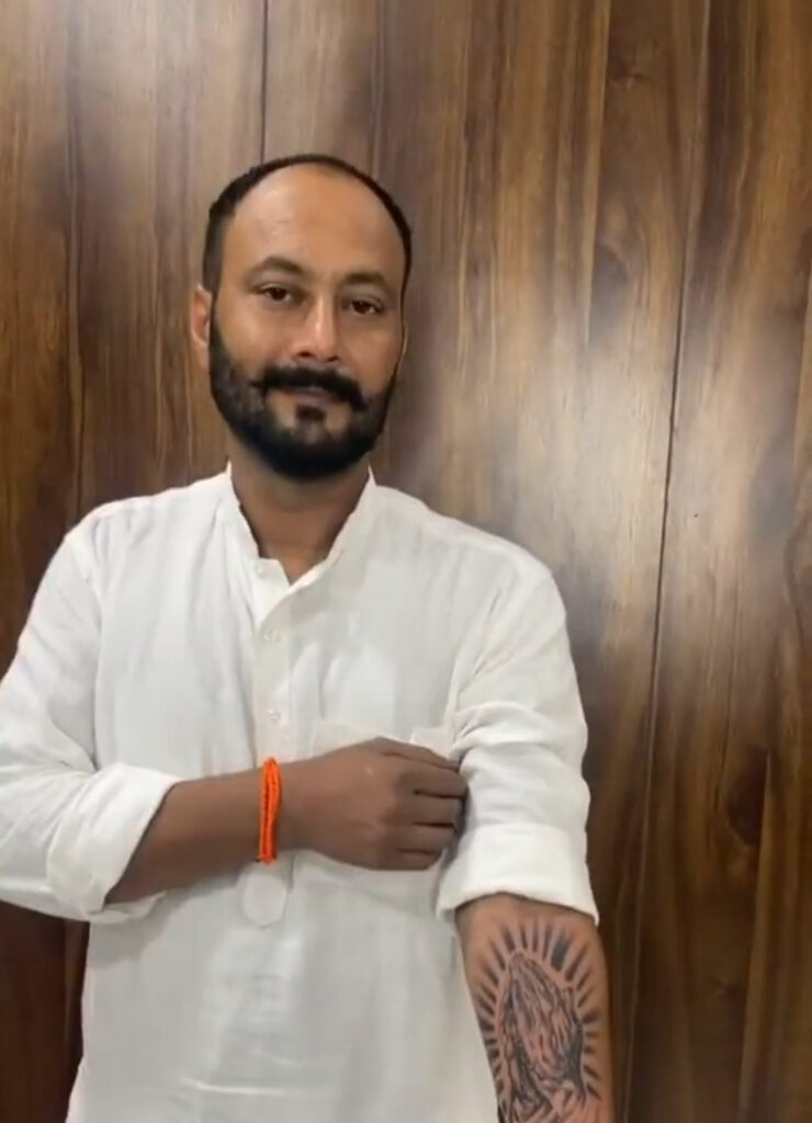 शहनाज़ गिल के पिता संतोख सिंह ने अपनी बेटी के नाम का एक टैटू बनवाया है, जिसका वीडियो सोशल मीडिया पर तेजी से वायरल हो रहा है। 