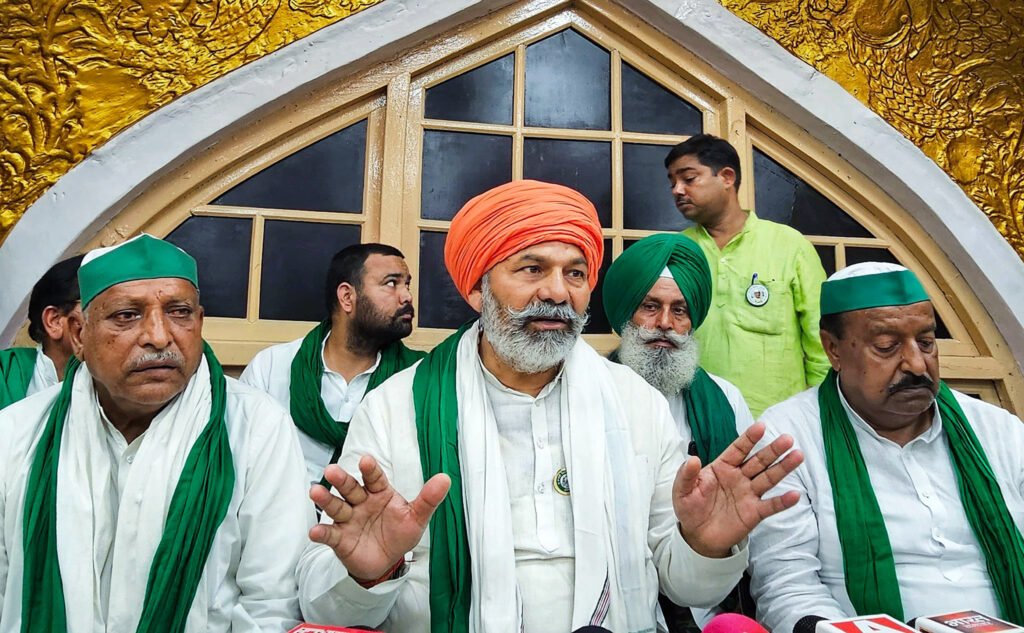 केंद्र सरकार द्वारा पारित किए गए तीन कृषि किसानों के खिलाफ देश भर के किसान पिछले 11 महीने से विरोध प्रदर्शन कर रहे हैं। इस विरोध प्रदर्शन का असर अब विश्व्यापी नजर आने लगा है। किसान नेता राकेश टिकैत ने कृषि कानूनों पर बात करने के लिए अमेरिका के राष्ट्रपति जो बिडेन से गुहार लगाई है। 