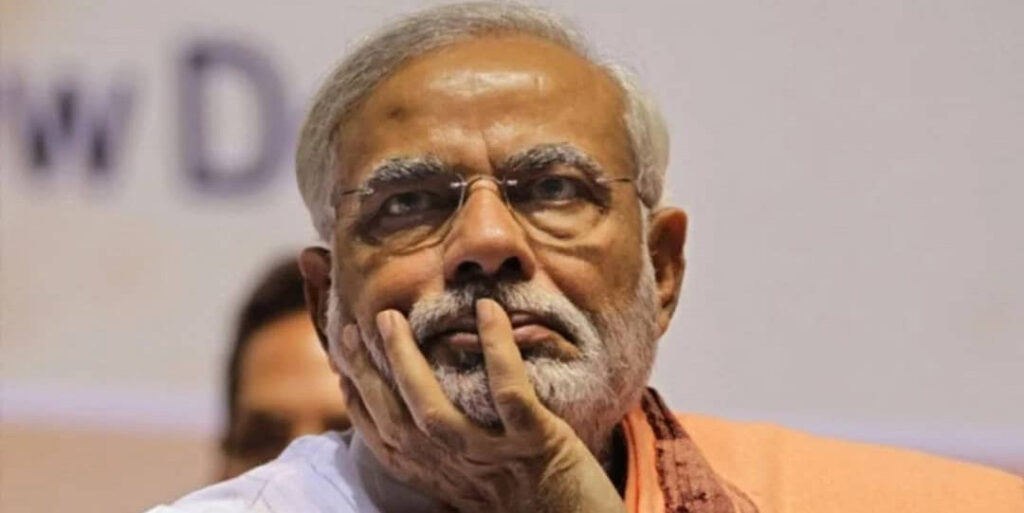 पीएम नरेंद्र मोदी के नेतृत्व वाली केंद्र सरकार ने हाई कोर्ट को बताया कि पीएम केयर्स फंड केंद्र सरकार या राज्य सरकारों के अधीन नहीं है। इस ट्रस्ट में जमा की गई धनराशि सरकारी खजाने में नहीं जाती है। ऐसे में इस फंड की वैधता और जनता के प्रति जवाबदेही को लेकर नए सवाल खड़े हो गए हैं।