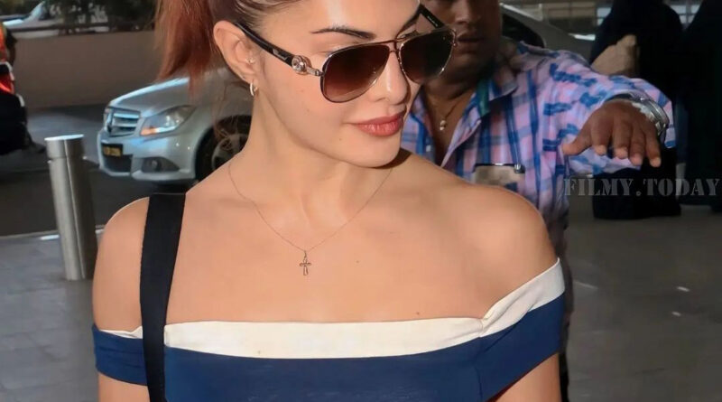 जैकलीन फर्नांडीज ने महात्मा गाँधी जयंती के मौके पर अपनी टीम के साथ मिलकर मुंबई बीच की साफ-सफाई की है, जिसकी तस्वीरें सोशल मीडिया पर छायी हुई हैं। 