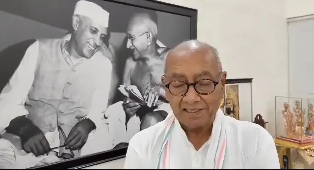 कांग्रेस पार्टी के वरिष्ठ नेता और मध्य प्रदेश के पूर्व सीएम दिग्विजय सिंह ने अपनी किताब के विमोचन के दौरान गृह मंत्री अमित शाह और राष्ट्रीय स्वयंसेवक संघ की तारीफ में जमकर कसीदे पढ़े हैं। नर्मदा के पथिक किताब विमोचन के दौरान उन्होंने साल 2018 में अपनी गुजरात यात्रा का जिक्र किया।