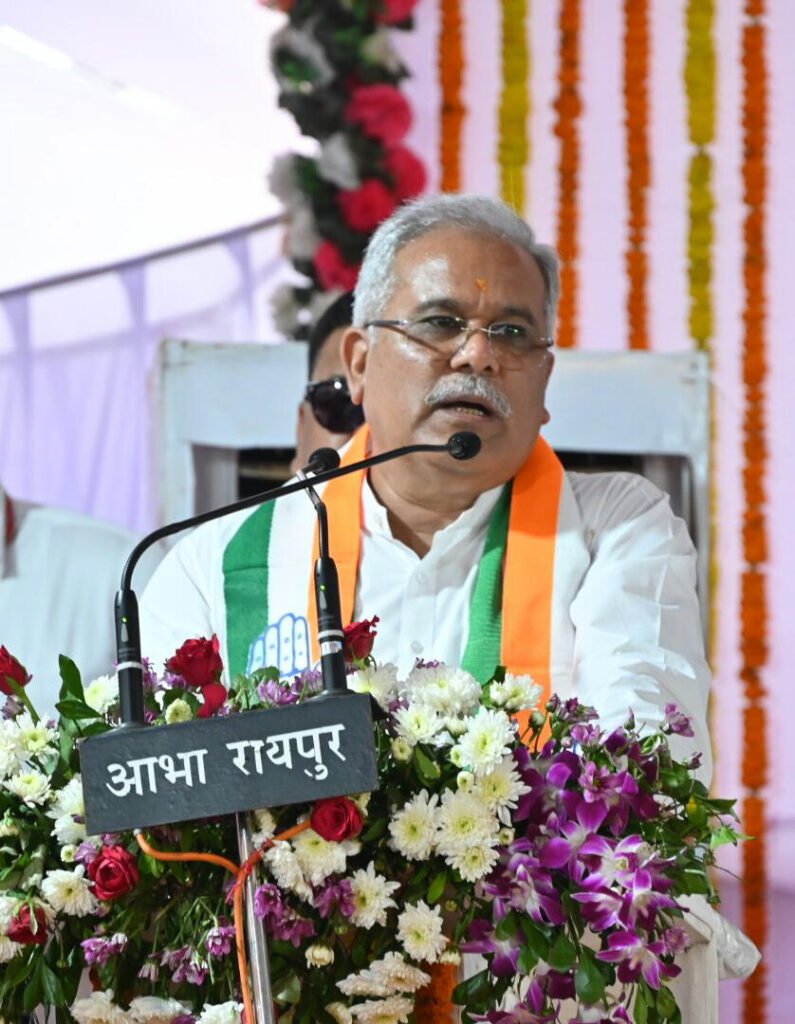 लखीमपुर खीरी हत्याकांड पर भड़का विपक्ष, सीएम ममता बनर्जी, भूपेश बघेल सहित इन नेताओं ने की कड़ी आलोचना 1 उत्तर प्रदेश के लखीमपुर खीरी में बीजेपी के मंत्री के बेटे और किसानों के बीच हुए टकराव के बाद हुई हिंसक घटना में 8 लोगों की मौत हो गई है। किसानों की हत्या को लेकर विपक्ष के नेता विरोध जता रहे हैं। पश्चिम बंगाल की मुख्यमंत्री ममता बनर्जी छत्तीसगढ़ के सीएम भूपेश बघेल और पंजाब के मुख्यमंत्री चरणजीत सिंह चन्नी सहित तमाम विपक्षी दलों के नेताओं ने इस घटना की कड़ी निंदा की है और दोषियों को सजा देने की मांग की है।