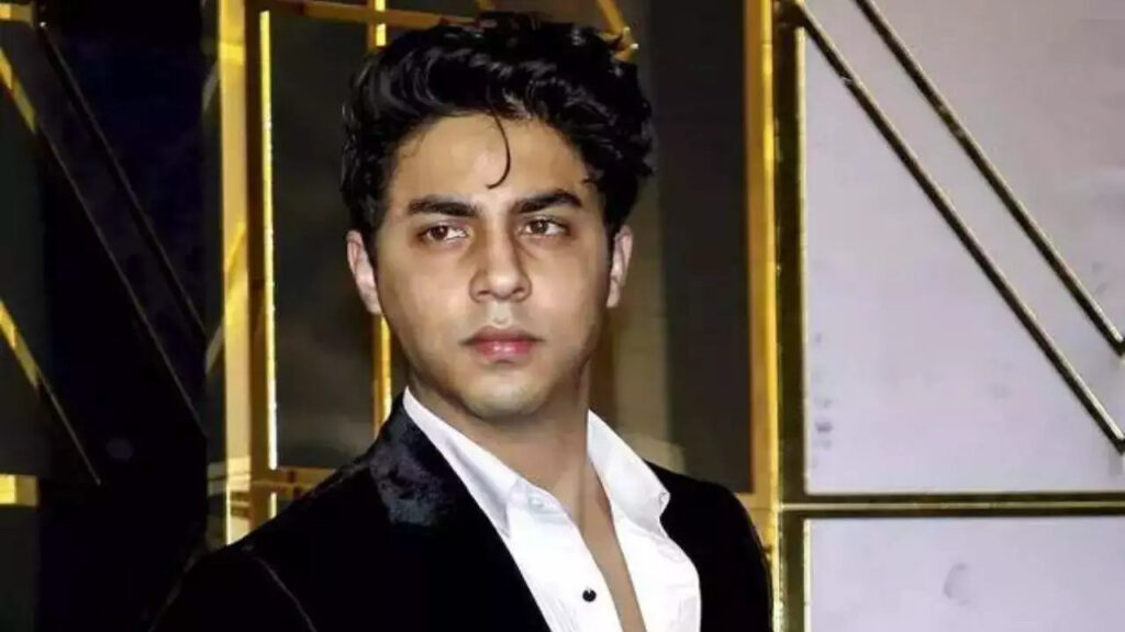 नारकोटिक्स कंट्रोल ब्यूरो ने मुंबई से गोवा जा रही क्रूज़ में चल रहे रेव पार्टी का भंडाफोड़ किया है। एंड सीवी ने बड़ी कार्रवाई करते हुए 8 लोगों को हिरासत में लिया है। हिरासत में लिए गए 8 लोगों में बॉलीवुड स्टार शाहरुख खान का बेटा आर्यन खान भी शामिल है।