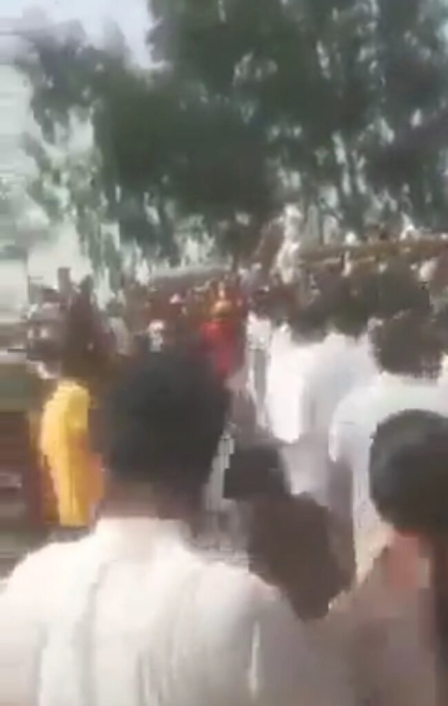 कुरुक्षेत्र लोकसभा सीट से भारतीय जनता पार्टी के सांसद नायब सैनी और पार्टी के अन्य नेता कोरोनावायरस महामारी का मुकाबला कर रहे चिकित्सा कर्मियों और फ्रंट लाइन वर्कर्स को सम्मानित करने के लिए एक कार्यक्रम में हिस्सा लेने के लिए अंबाला गए थे। नायब सैनी के इस दौरे का किसानों ने जमकर विरोध किया। नायब सैनी के काफिले की एक गाड़ी ने एक किसान को कुचल दिया। घायल किसान को नारायणगढ़ अस्पताल में इलाज के लिए भर्ती कराया गया है। इस घटना के बाद इलाके के किसान गुस्से में है और सांसद के खिलाफ जमकर नारेबाजी कर रहे हैं।