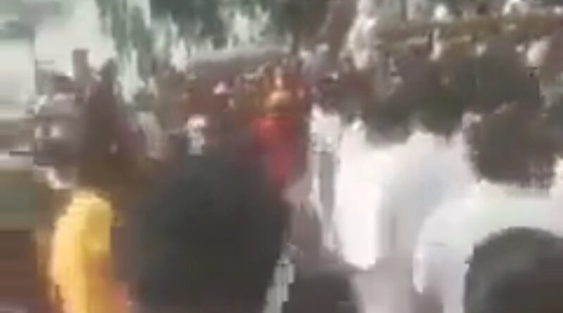 कुरुक्षेत्र लोकसभा सीट से भारतीय जनता पार्टी के सांसद नायब सैनी और पार्टी के अन्य नेता कोरोनावायरस महामारी का मुकाबला कर रहे चिकित्सा कर्मियों और फ्रंट लाइन वर्कर्स को सम्मानित करने के लिए एक कार्यक्रम में हिस्सा लेने के लिए अंबाला गए थे। नायब सैनी के इस दौरे का किसानों ने जमकर विरोध किया। नायब सैनी के काफिले की एक गाड़ी ने एक किसान को कुचल दिया। घायल किसान को नारायणगढ़ अस्पताल में इलाज के लिए भर्ती कराया गया है। इस घटना के बाद इलाके के किसान गुस्से में है और सांसद के खिलाफ जमकर नारेबाजी कर रहे हैं।