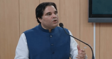 बीजेपी के सांसद वरुण गांधी लगातार लखीमपुर खीरी हिंसा को लेकर एक के बाद एक ट्वीट कर रहे हैं। 3 अक्टूबर को प्रदर्शनकारी किसानों पर गाड़ी चढ़ाने वाली घटना का एक वीडियो खूब वायरल हो रहा था। जिसको उन्होंने अपने ट्विटर अकाउंट पर साझा किया था। आज गुरुवार के दिन वरुण गांधी ने इस घटना का दूसरा वीडियो साझा किया है जो पहले से स्पष्ट क्वालिटी का है। इसमें घटनाक्रम पहले से ज्यादा स्पष्ट दिखाई दे रहा है। हालांकि इस वीडियो की अभी तक पुष्टि नहीं हुई है।