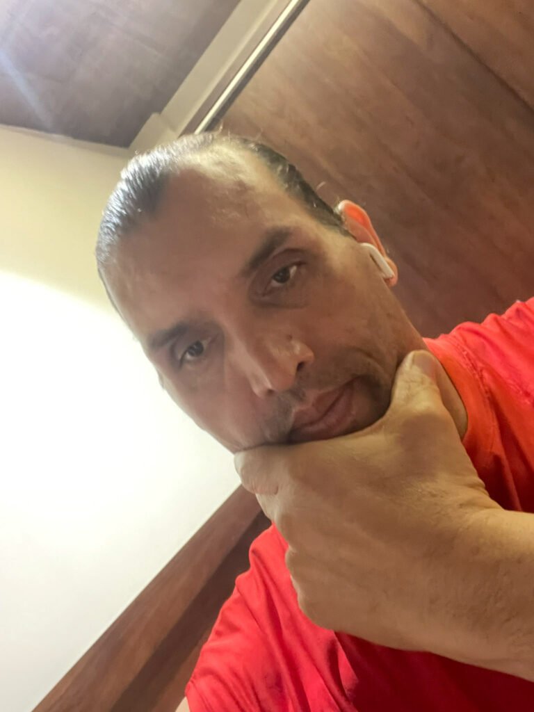 एक शख्स बिन बताये द ग्रेट खली के सामने सेल्फी लेने की कोशिश करता है।  इससे नाराज होकर खली ने उस आदमी को एक जोरदार थप्पड़ जड़ दिया, जिसके कारण शख्स जमीन पर गिर गया। 