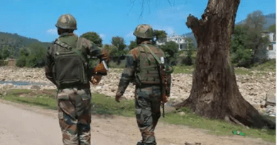 जम्मू कश्मीर के राजौरी सेक्टर में आतंकवादी विरोधी दस्ते के अभियान के दौरान सुरक्षाबलों और आतंकवादियों के बीच हुए एनकाउंटर में भारतीय सेना का एक जेसीओ और 4 जवान शहीद हो गए हैं। सेना के रक्षा सूत्रों ने यह जानकारी दी है कुछ तो