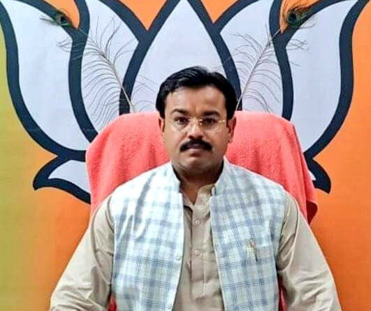 उत्तर प्रदेश के लखीमपुर में 3 अक्टूबर के प्रदर्शनकारियों पर गाड़ी चढ़ा कर रौंदने के आरोप में आशीष मिश्रा को 12 घंटे की लंबी पूछताछ के बाद शनिवार देर रात गिरफ्तार कर लिया गया है। जिसके बाद टेनी को मजिस्ट्रेट के सामने पेश कर जेल भेज दिया गया है। इस मामले की सुनवाई अब सोमवार को होगी।