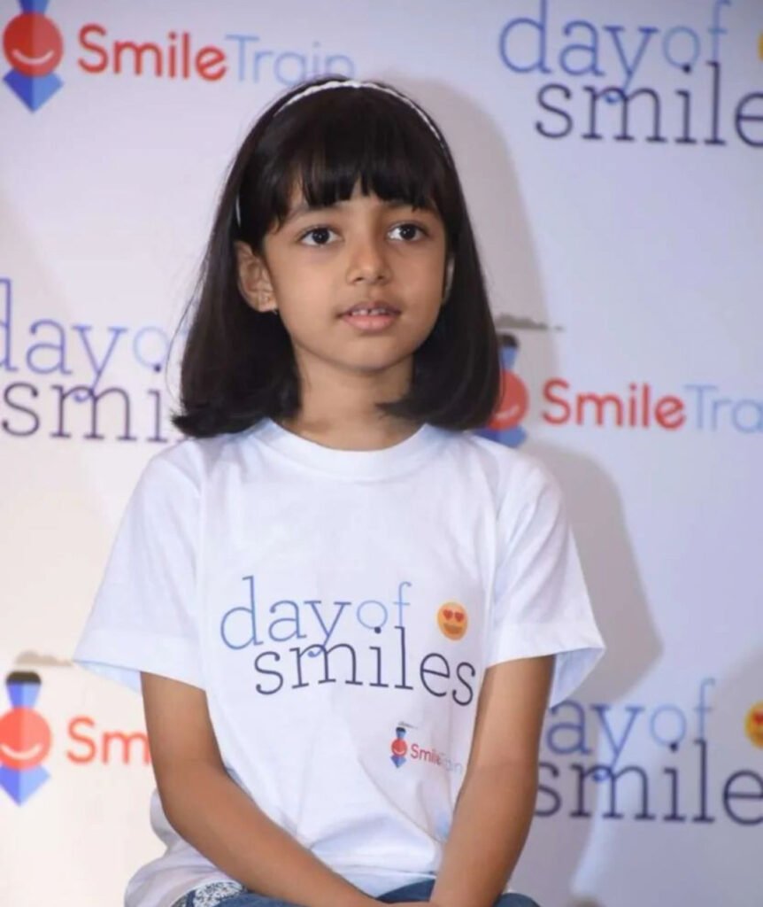 बॉलीवुड के महानायक अमिताभ बच्चन की पोती और ऐश्वर्या राय और अभिषेक बच्चन की बेटी आराध्या बच्चन का एक वीडियो सोशल मीडिया पर जमकर वायरल हो रहा है। इंटरनेट पर वायरल वीडियो में आराध्या सिया राम का भजन गाती हुई नजर आ रही है। हालांकि आराध्या का यह वीडियो पुराना है लेकिन सुनने में बहुत ही मधुर है और नवरात्रि के मौके पर एकदम बहुत फिट बैठता है।