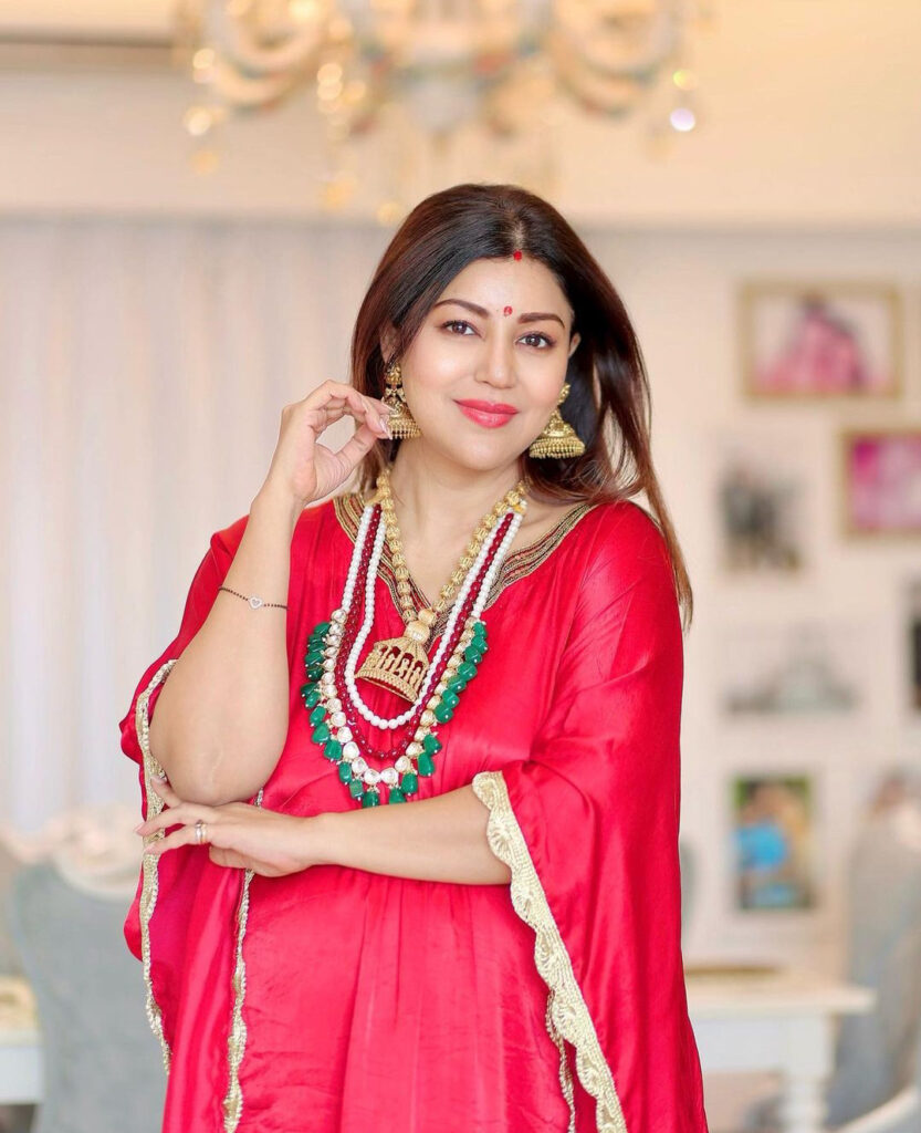 अभिनेत्री देबिना बनर्जी का एक वीडियो सोशल मीडिया पर काफी वायरल हो रहा है। वीडियो में देबिना के सिर पर एक भी बाल नजर नहीं आ रहा है। यह सब देखकर फैंस काफी हैरान हैं।