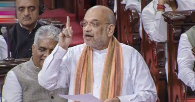 गृह मंत्री अमित शाह दो दिन के जम्मू कश्मीर के दौरे पर हैं। सोमवार के दिन केंद्रीय गृह मंत्री अमित शाह ने पुलवामा जिले के लेथपुरा में सीआरपीएफ कैंप का दौरा कर अधिकारीयों और जवानों का हाल चाल जाना। 