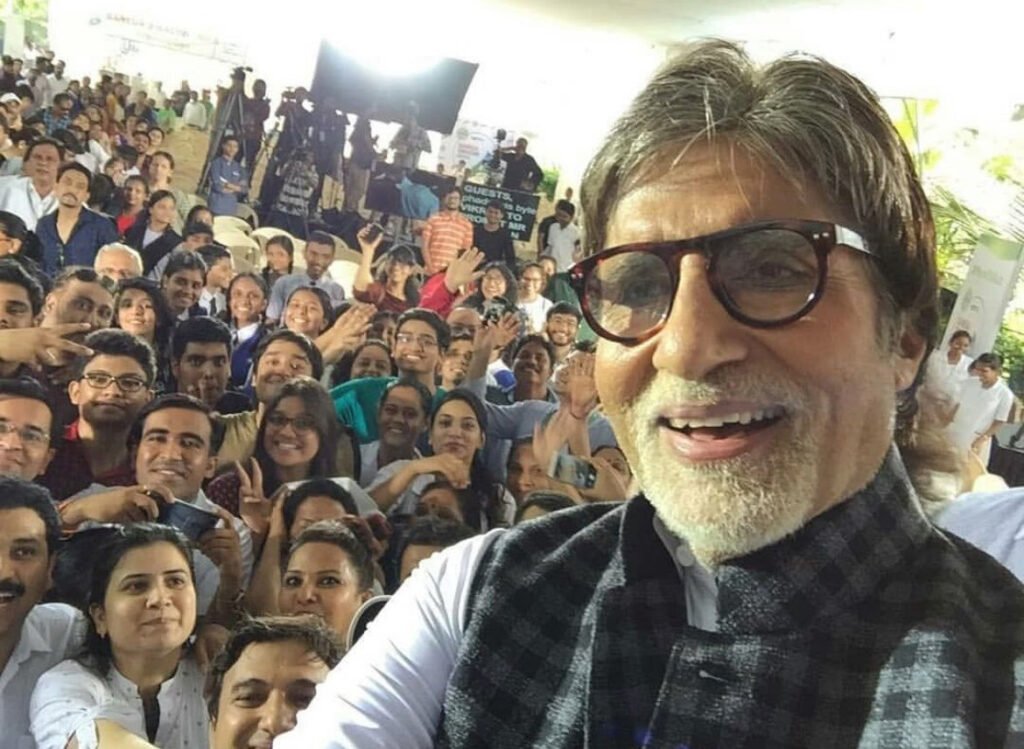 बॉलीवुड के शहंशाह अमिताभ बच्चन पिछले पांच दशक से फिल्म इंडस्ट्री में छाए हुए हैं। एनएफटी में उनके प्रसिद्ध कवि पिता हरिवंश राय बच्चन की रचना मधुशाला की नीलामी के पहले दिन 3 करोड की बोली लगी है।