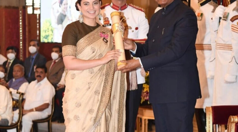 अभिनेत्री कंगना रनौत ने हाल ही में अपनी शादी की योजना के बारे में खुलकर बात की। उन्होंने बताया की वे अगले पांच साल बाद खुद को एक पत्नी और माँ के रूप में देखना चाहती हैं। 