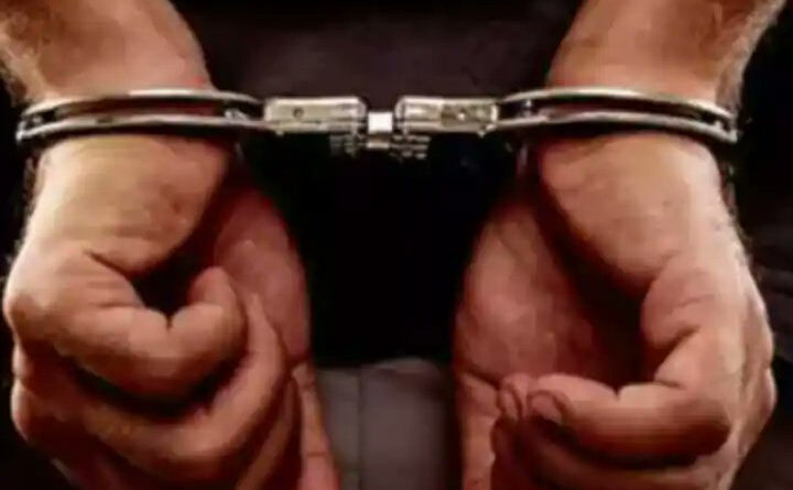 भारतीय क्रिकेट टीम के कप्तान विराट कोहली की बेटी का रेप करने की धमकी देने वाले रामनागेश अलीबाथिनी को मुंबई पुलिस की साइबर सेल ने हैदराबाद से गिरफ्तार कर लिया है
