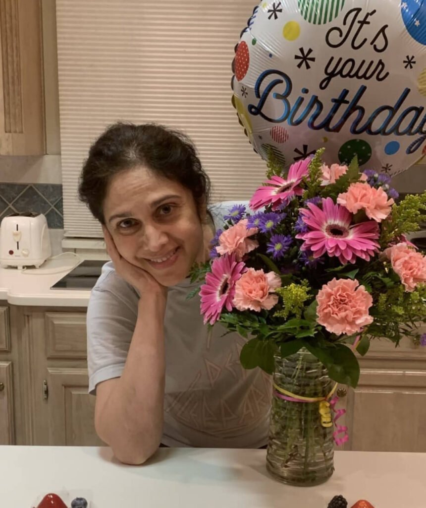 मीनाक्षी शेषाद्री ने 16 नवंबर के दिन अपना 58वा जन्मदिन पर सेलिब्रेट किया। इस अवसर पर उन्होंने अपनी तस्वीरों को इंस्टाग्राम पर शेयर किया है। फैंस को एक्ट्रेस की तस्वीरें पसंद आ रही हैं।