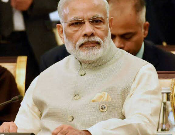 प्रधानमंत्री नरेंद्र मोदी ने श्री गुरु नानक देव जी के प्रकाश पर्ब के अवसर पर तीनों कृषि कानूनों को वापिस लेने की घोषणा की है। पीएम मोदी ने किसानों से माफ़ी मांगते हुए कृषि कानूनों को वापिस लेने की घोषणा की है। प्रधानमंत्री के इस फैसले का सभी विपक्षी दलों ने स्वागत किया है। वहीँ भारतीय किसान यूनियन के राष्ट्रीय प्रवक्ता राकेश टिकैत ने आंदोलन को तत्काल वापस नहीं लेने की घोषणा की है।