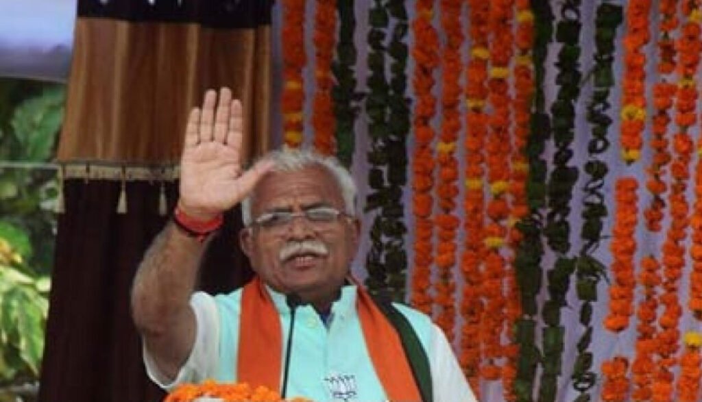 भारत में हरियाणा एकमात्र ऐसा राज्य है जहां पराली जलाने की घटनाएं कम होने की जगह तेजी से बढ़ रही है। ऐसे में अब सीएम मनोहर लाल खट्टर के नेतृत्व वाली सरकार ने किसानों पर सख्ती शुरू कर दी है। पराली जलाने वाले किसानों पर अब जुर्माना लगाया जाएगा।
