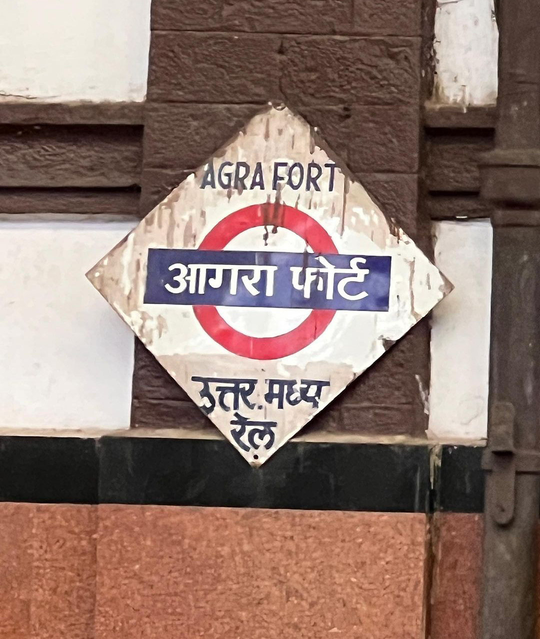सरकारी नौकरी की चाहत रखने वालों के लिए रेलवे ने करीब 18 सौ पदों पर भर्तियां निकाली है। दसवीं कक्षा पास और आईटीआई होल्डर युवा रेलवे में नौकरी पा सकते हैं।
