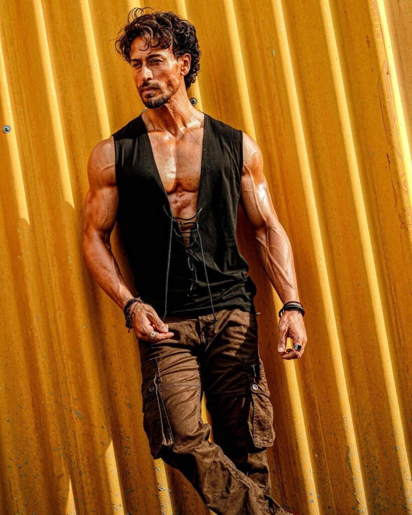 लंदन की सड़को पर क्रेजी डांस कर अपनी मैनजेर को मनाते नजर आए टाइगर श्रॉफ, देखिये वीडियो 1 टाइगर श्रॉफ ने अपने इंस्टाग्राम एकाउंट से एक वीडियो शेयर किया है। वीडियो में टाइगर क्रेजी डांस करते नजर आ रहें हैं।