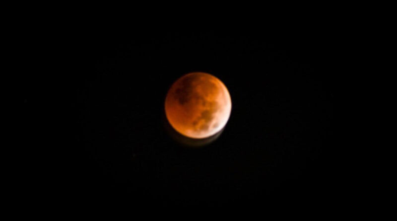 वर्ष 2021 का अंतिम चंद्रग्रहण 19 नवंबर 2021 को शुक्रवार के दिन लगने जा रहा है। हालांकि ये चंद्रग्रहण उपछाया  ग्रहण है। इसलिए इसका सूतक मान्य नहीं है। लेकिन ज्योतिषियों के अनुसार जब ग्रहण से चंद्रमा प्रभावित होगा तो इसका प्रभाव सभी राशियों पर पड़ेगा। इसलिए राशि अनुसार ध्यान देने की सलाह दी गई है। ग्रहण के दौरान क्या करना है और किस प्रकार से आप को प्रभावित करेगा इसके बारे में जानिए