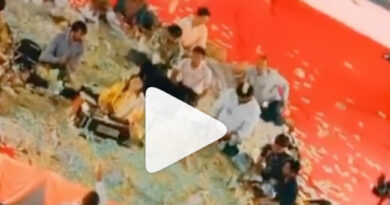 सोशल मीडिया पर गुजरती सिंगर का एक वीडियो वायरल हो रहा है। वीडियो में उनके फैंस उनपर बाल्टी भरकर नोटों की बारिश करते दिखाई दे रहे है। 