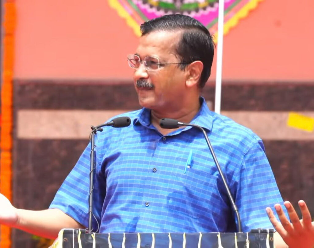 सीएम अरविंद केजरीवाल के नेतृत्व वाली आम आदमी पार्टी की दिल्ली सरकार ने पेट्रोल पर वैट घटा दिया है। जिसके बाद अब दिल्ली में पेट्रोल 8 रुपए प्रति लीटर सस्ता हो गया है। कटौती के बाद दिल्ली में पेट्रोल की कीमत 95.41 रुपए प्रति लीटर है। जबकि डीजल के दामों में कोई बदलाव नहीं किया गया।