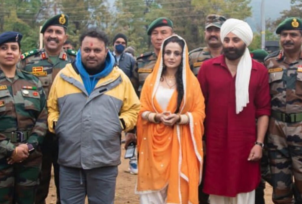 बॉलीवुड मूवी गदर: एक प्रेम कथा का दूसरा पार्ट बनने को तैयार है गदर 2 फिल्म के सेट की तस्वीर अभिनेत्री अमीषा पटेल ने अपने इंस्टाग्राम पर शेयर की है। फिल्म के सेट की है तस्वीर खूब वायरल हो रही है।