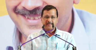 पंजाब कांग्रेस पार्टी के अध्यक्ष नवजोत सिंह सिद्धू रविवार के दिन दिल्ली के मुख्यमंत्री अरविंद केजरीवाल के निवास के बाहर गेस्ट टीचर्स के साथ धरने पर बैठे हैं। इससे पहले सीएम केजरीवाल भी पंजाब में अतिथि शिक्षकों के साथ धरना दिया था