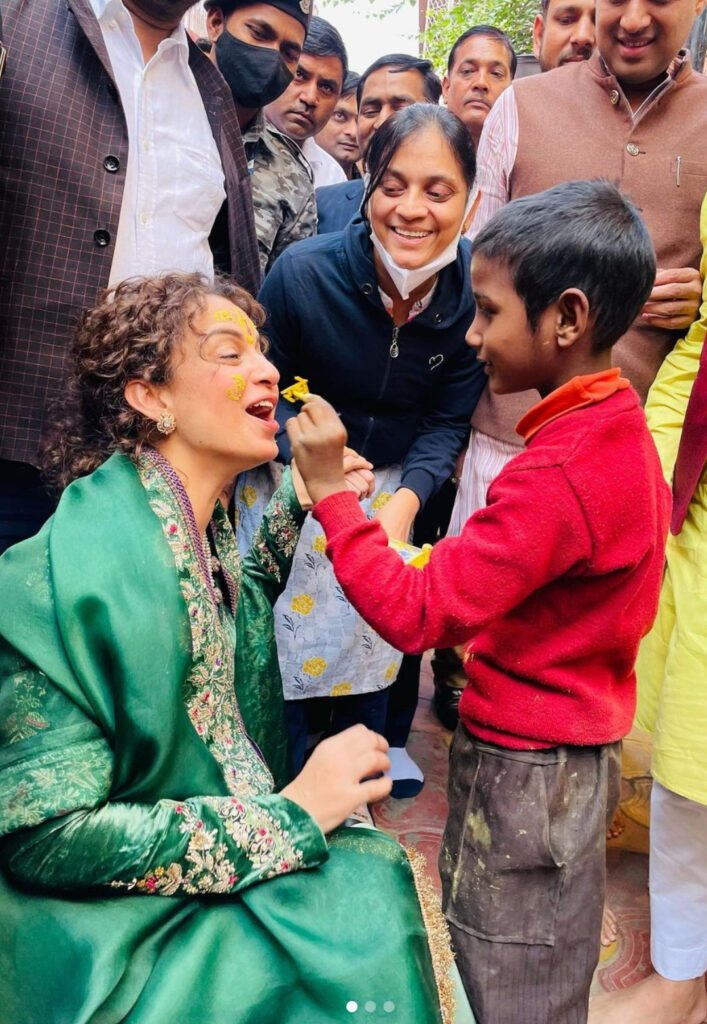 कंगना रनौत आज मथुरा श्रीकृष्ण जन्भूमि बांके बिहार के दर्शन करने पहुंची। इस बात की जानकारी कंगना ने खुद अपने इंस्टाग्राम एकाउंट से कुछ तस्वीरें शेयर करके दी है। 